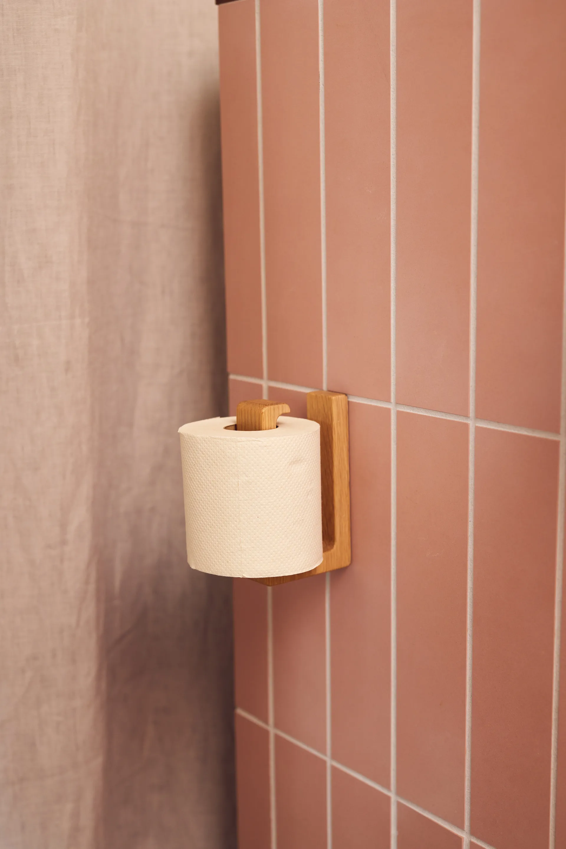 Andersen Toilettenpapierhalter, Lacquered oak Andersen Furniture