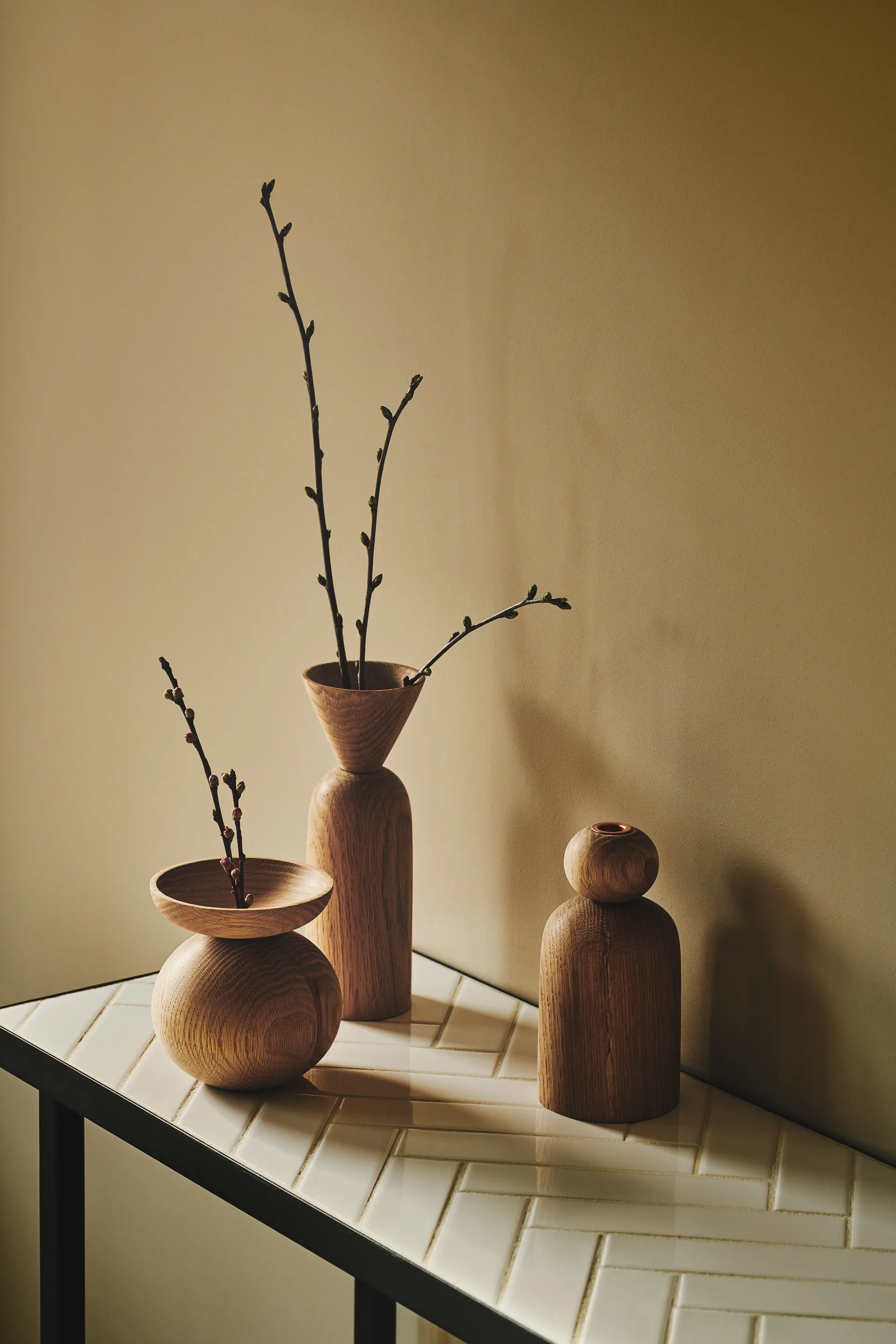 Shape ball Vase, Eiche Applicata