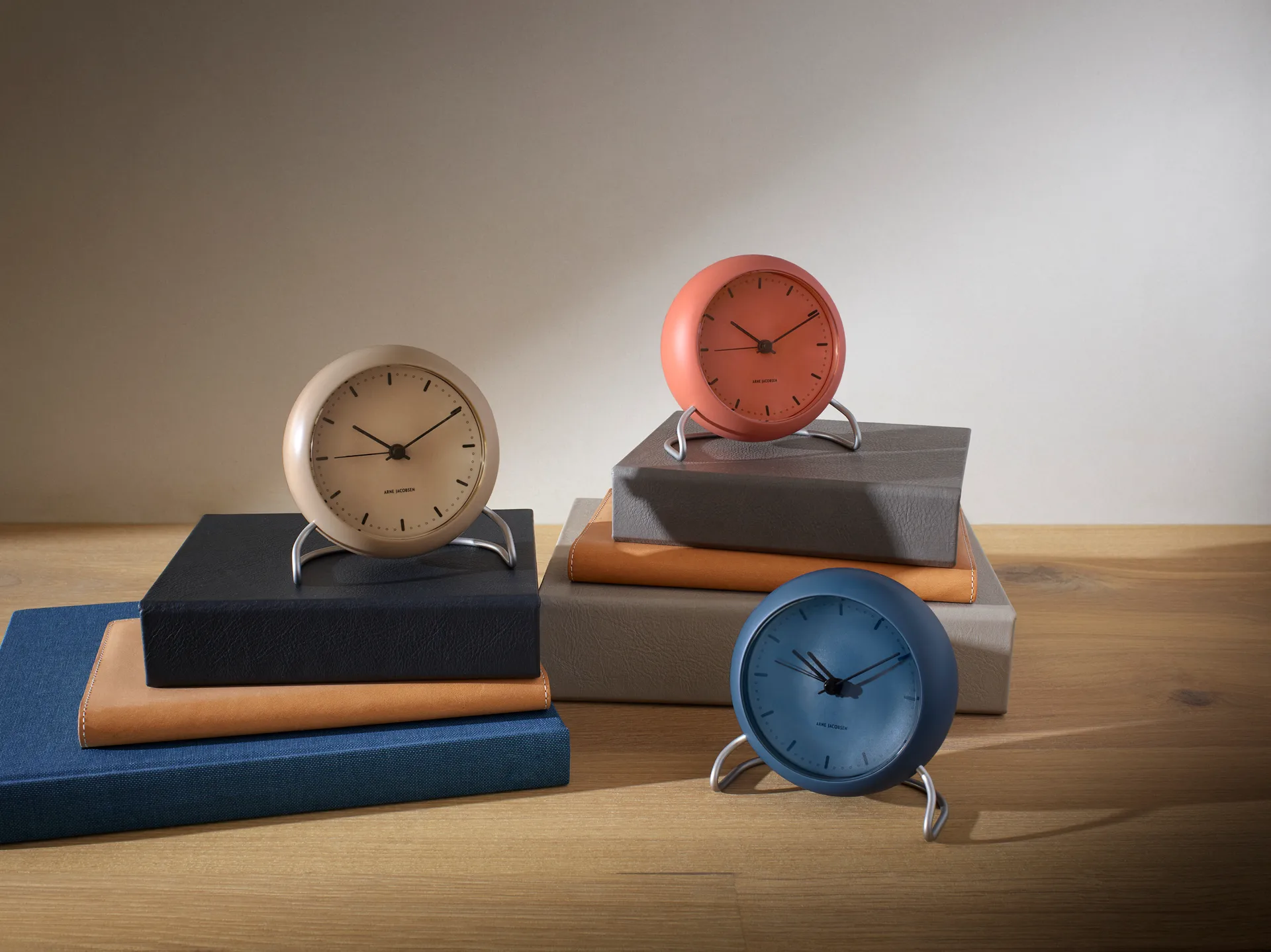 AJ City Hall Tischuhr, Sandy beige Arne Jacobsen Clocks