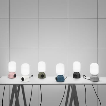 Plug Tischleuchte - Puderblau - Ateljé Lyktan