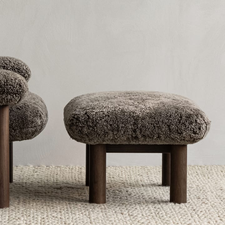 Brasilia Fußhocker, Leder dunes camel 21004 Braun, Dunkelgebeiztes Eichenholzgestell Audo Copenhagen