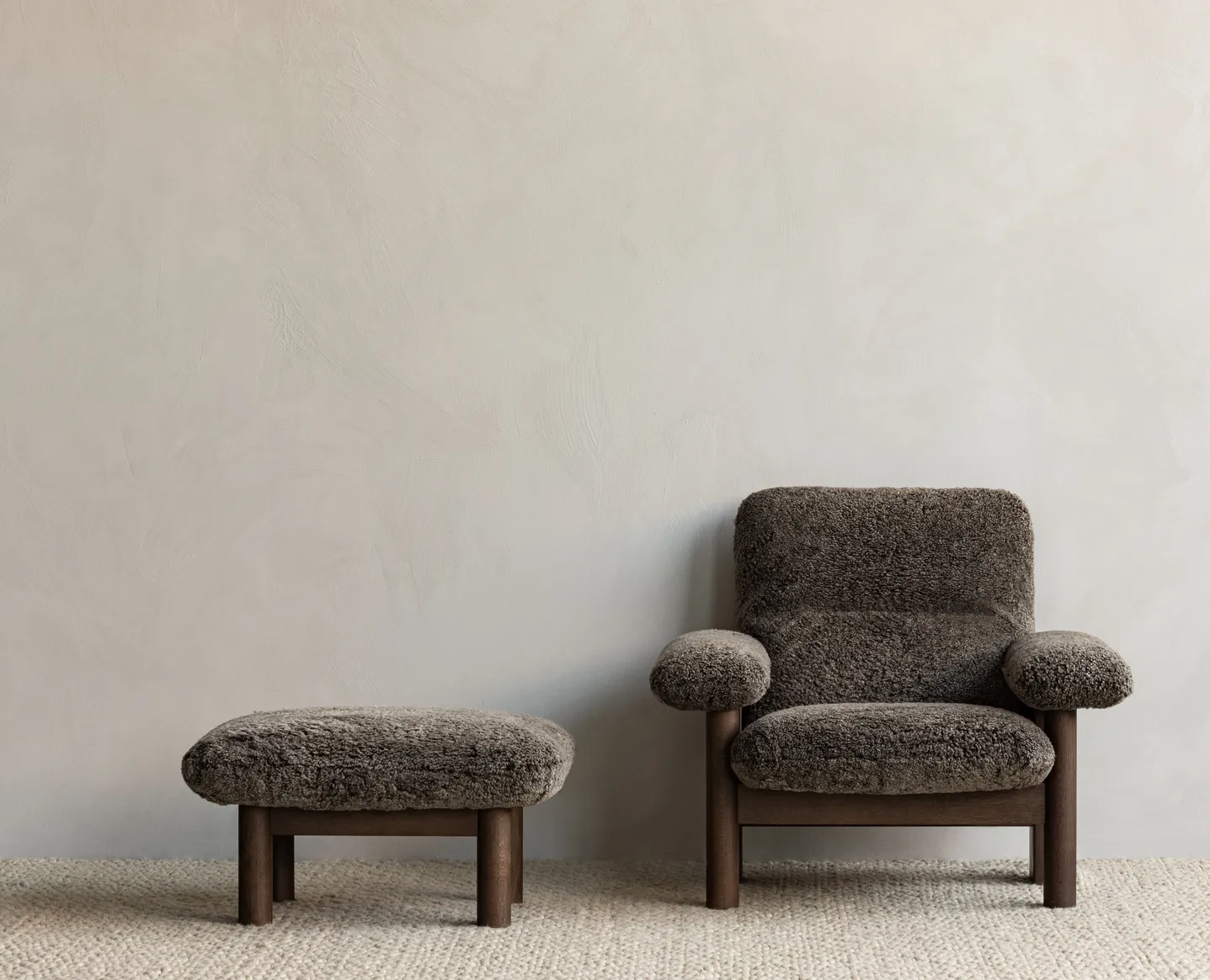 Brasilia Fußhocker, Schaffell root Braun, Eichenholzgestell dunkel gebeizt Audo Copenhagen