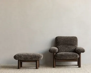 Brasilia Fußhocker - Schaffell root Braun, Eichenholzgestell dunkel gebeizt - Audo Copenhagen