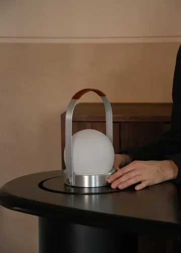 Carrie Tragbare Tischleuchte - Borstad aluminium - Audo Copenhagen