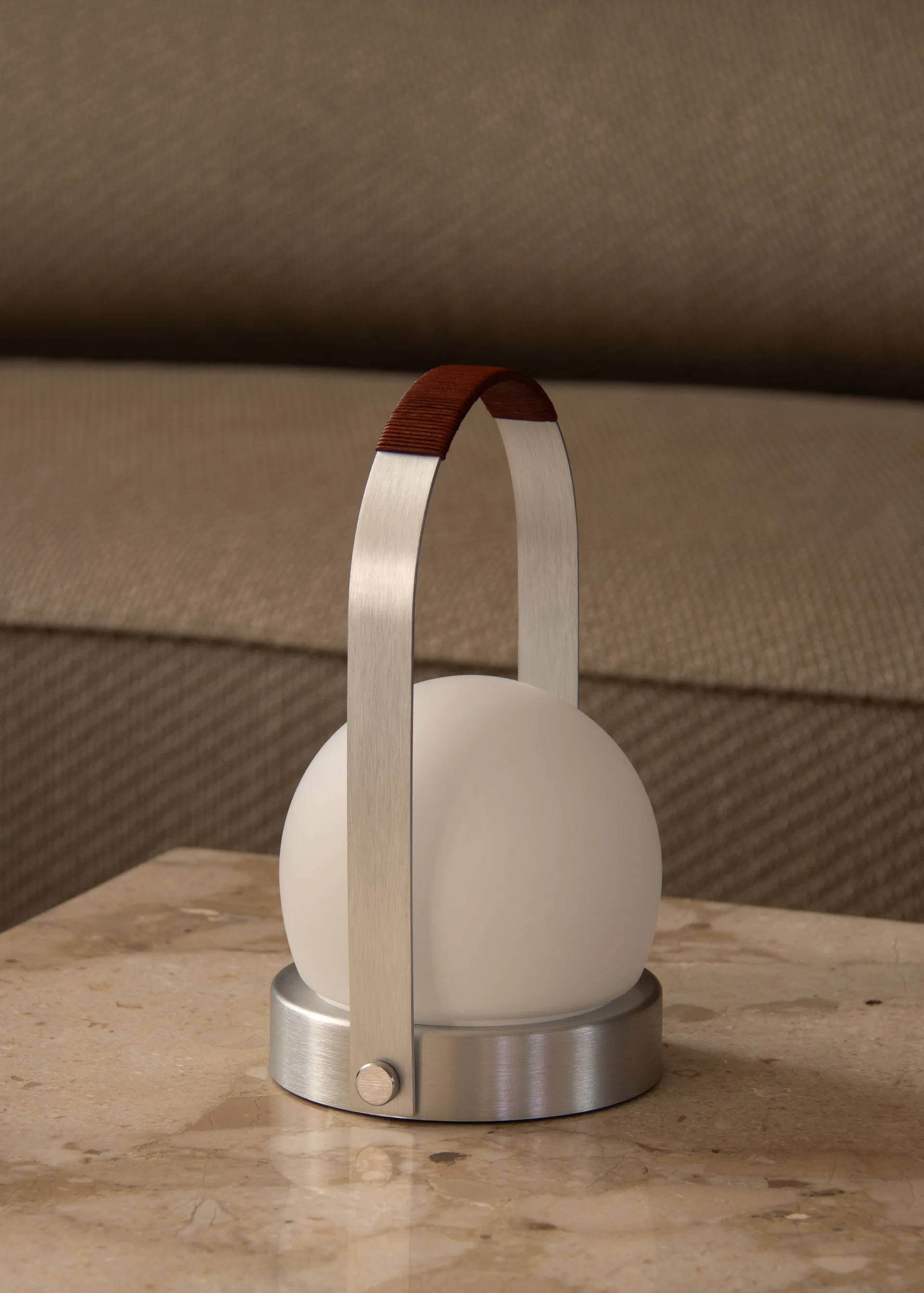 Carrie Tragbare Tischleuchte, Borstad aluminium Audo Copenhagen