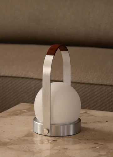 Carrie Tragbare Tischleuchte - Borstad aluminium - Audo Copenhagen