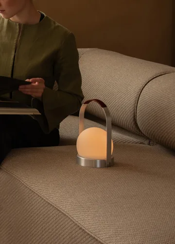 Carrie Tragbare Tischleuchte - Borstad aluminium - Audo Copenhagen