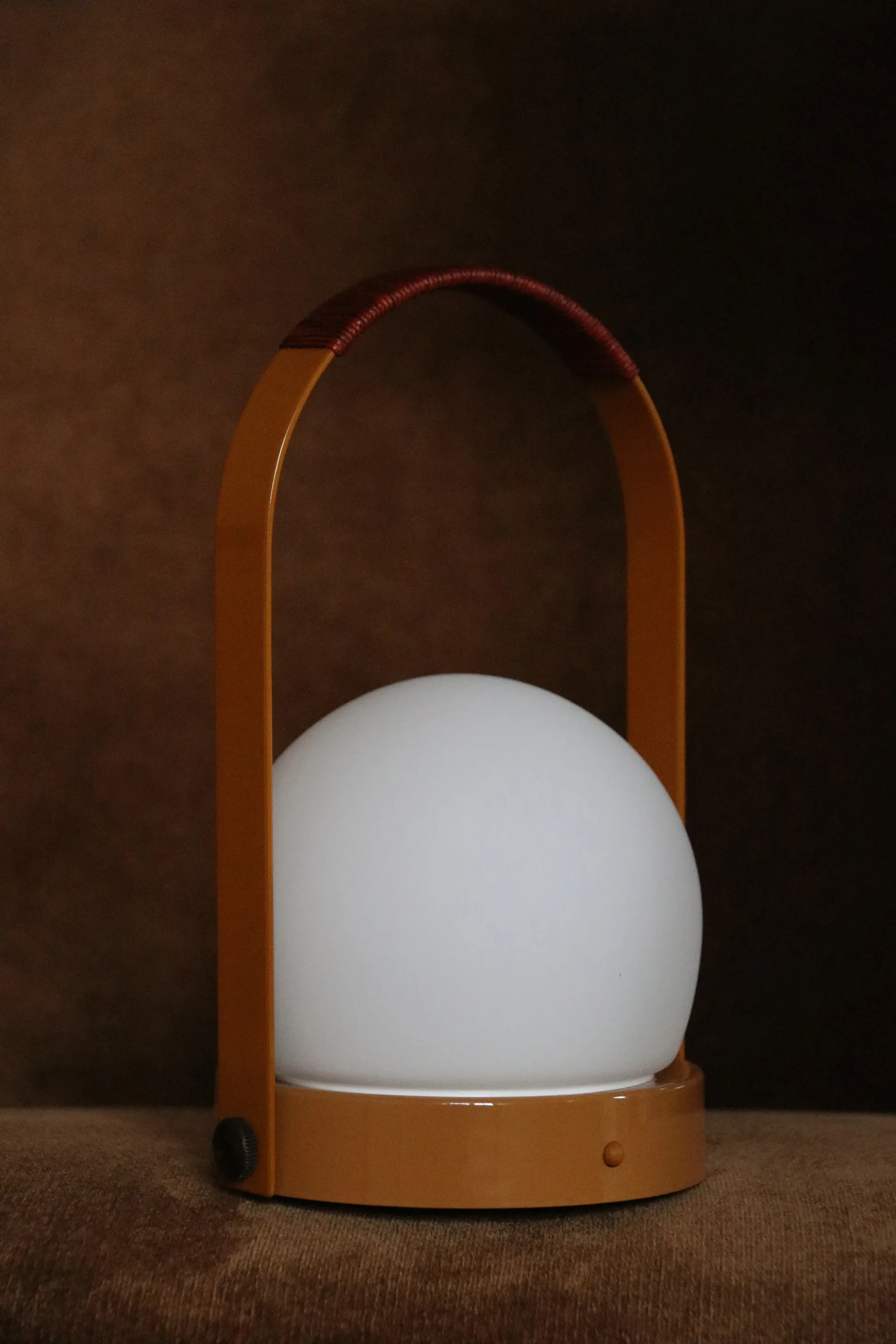 Carrie Tragbare Tischleuchte, Golden brown Audo Copenhagen