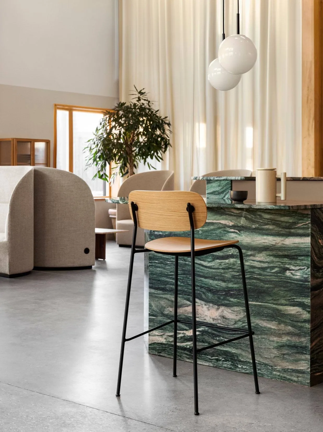 Co Bar Chair Barstuhl, Dunkel gebeizte Eiche-verchromter Stahl, 75 cm Audo Copenhagen