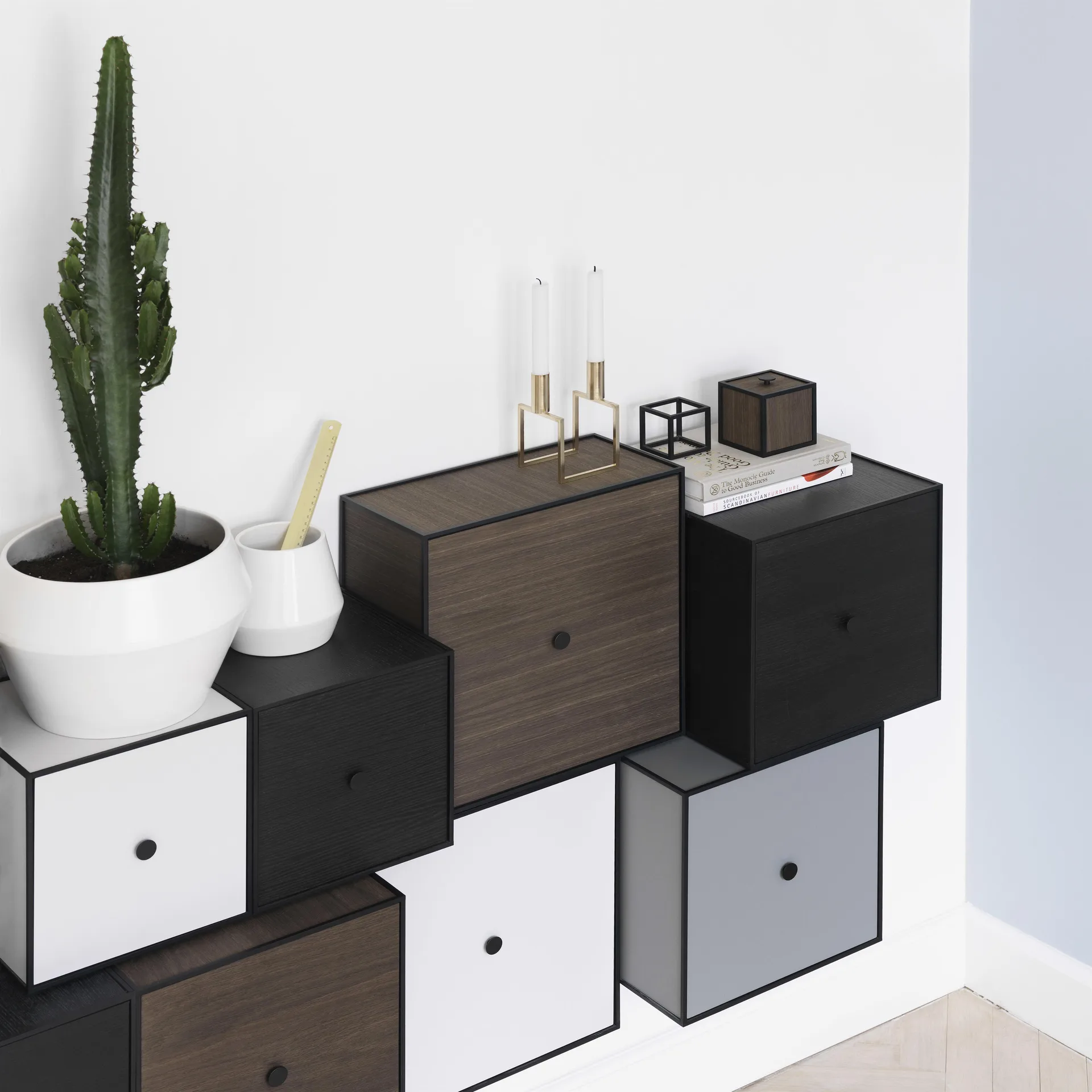 Frame 35 Wandschrank mit Türe, Eiche geraucht Audo Copenhagen