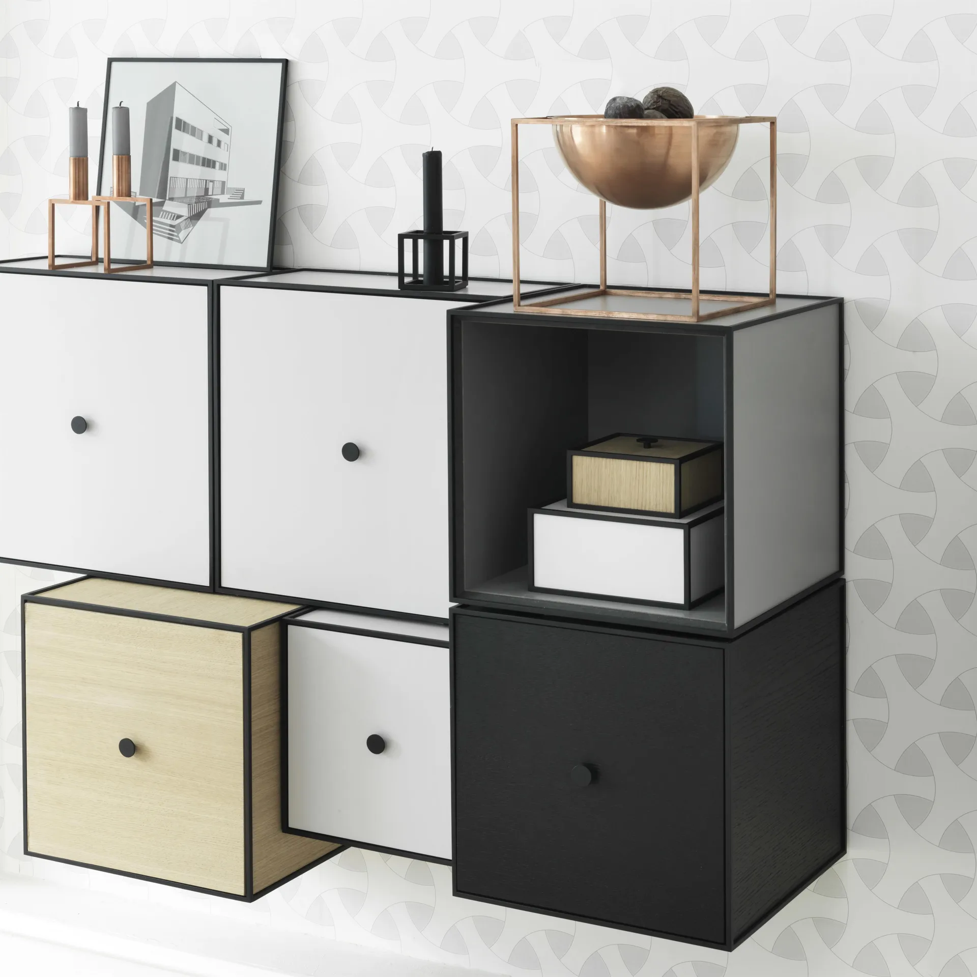 Frame 42 Wandschrank mit Türe, Hellgrau Audo Copenhagen