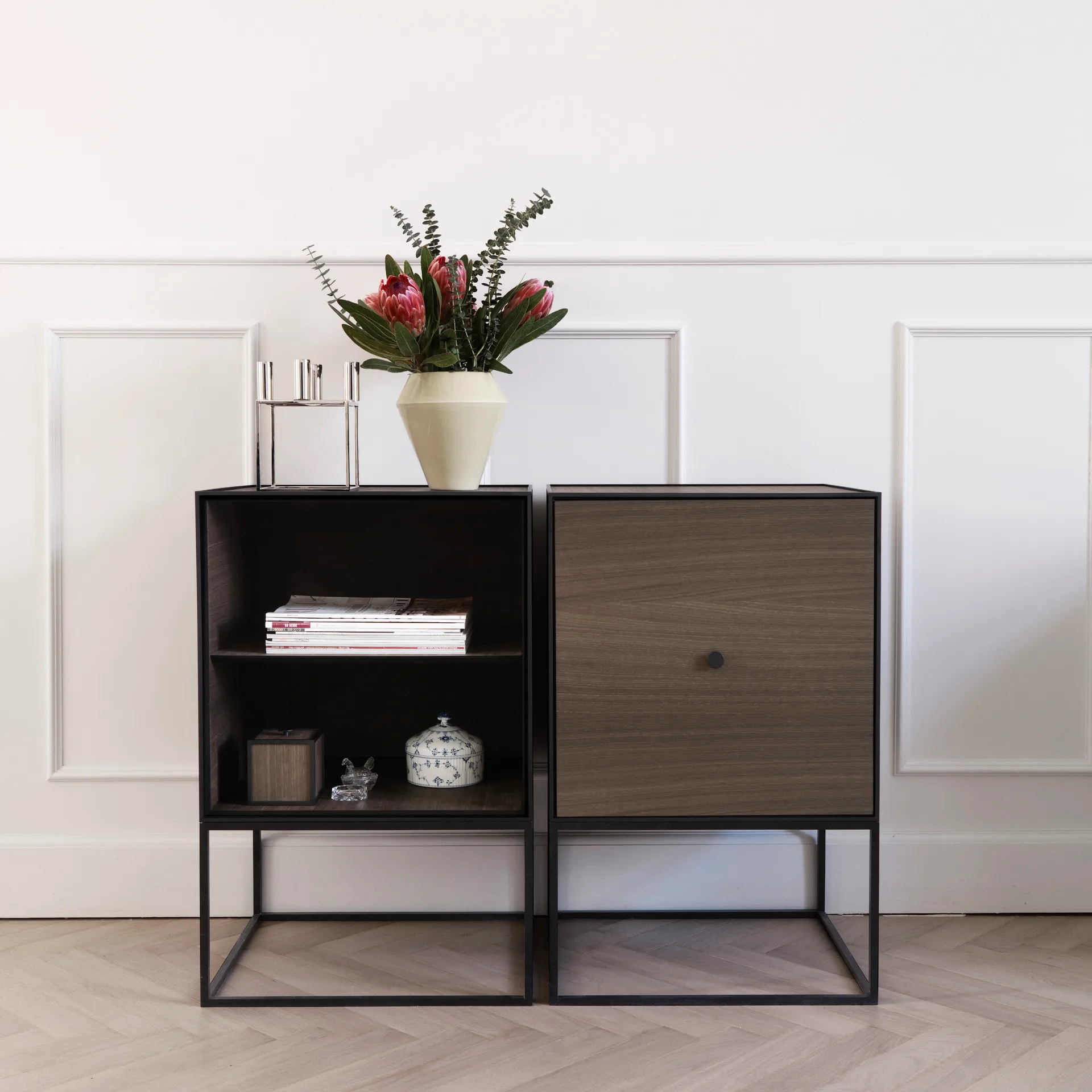 Frame 49 Wandschrank mit Tür, Eiche geraucht Audo Copenhagen