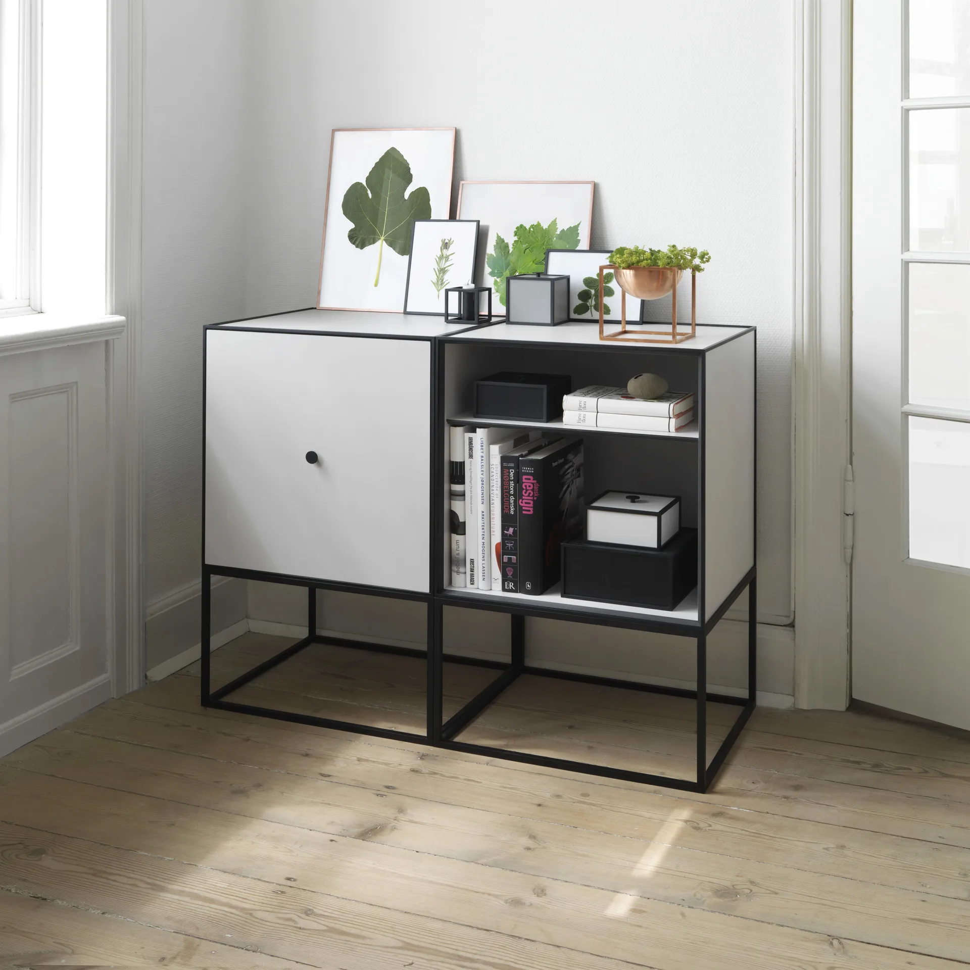 Frame 49 Wandschrank mit Tür, Hellgrau Audo Copenhagen