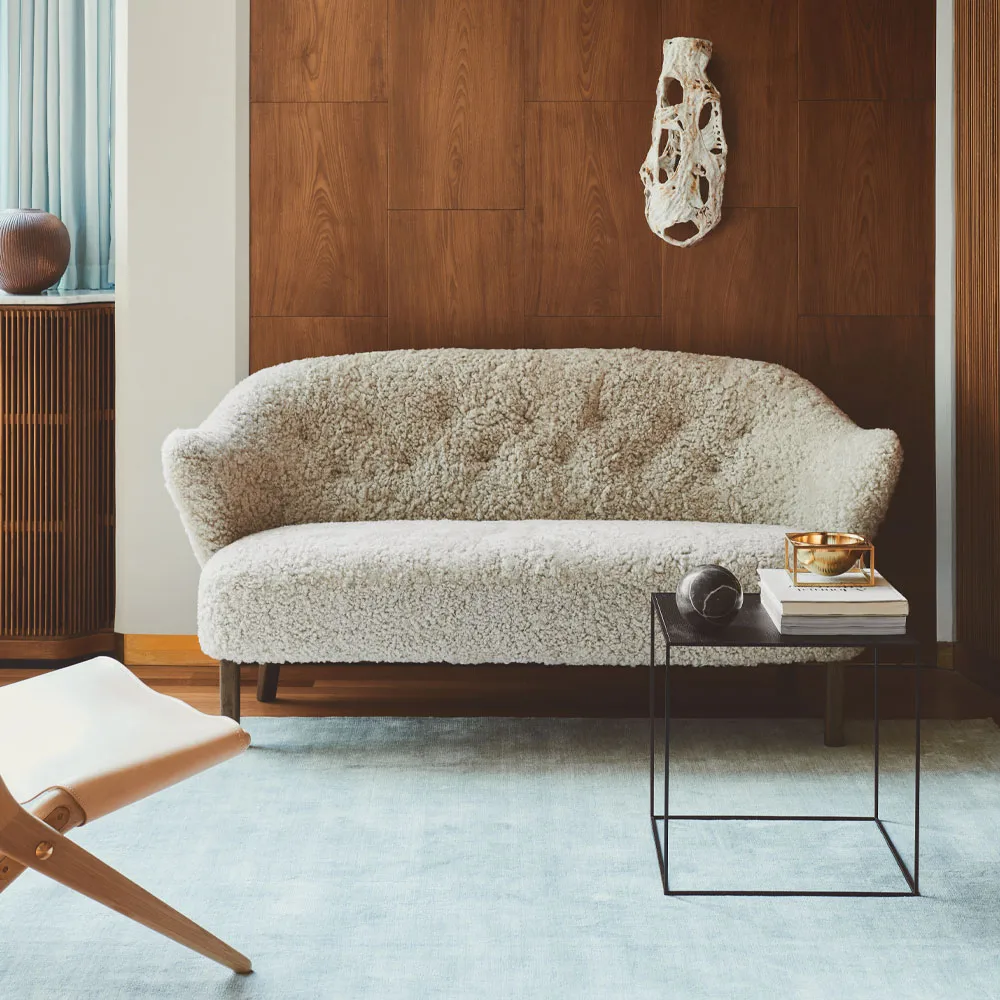 Ingeborg 2,5-Sitzer Sofa, Schaffell moonlight, Eichenholzbeine Natur Audo Copenhagen