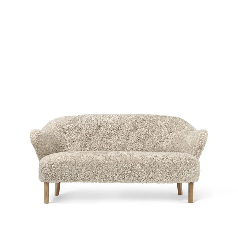 Ingeborg 2,5-Sitzer Sofa, Schaffell moonlight, Eichenholzbeine Natur Audo Copenhagen