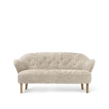 Ingeborg 2,5-Sitzer Sofa - Schaffell moonlight, Eichenholzbeine Natur - Audo Copenhagen