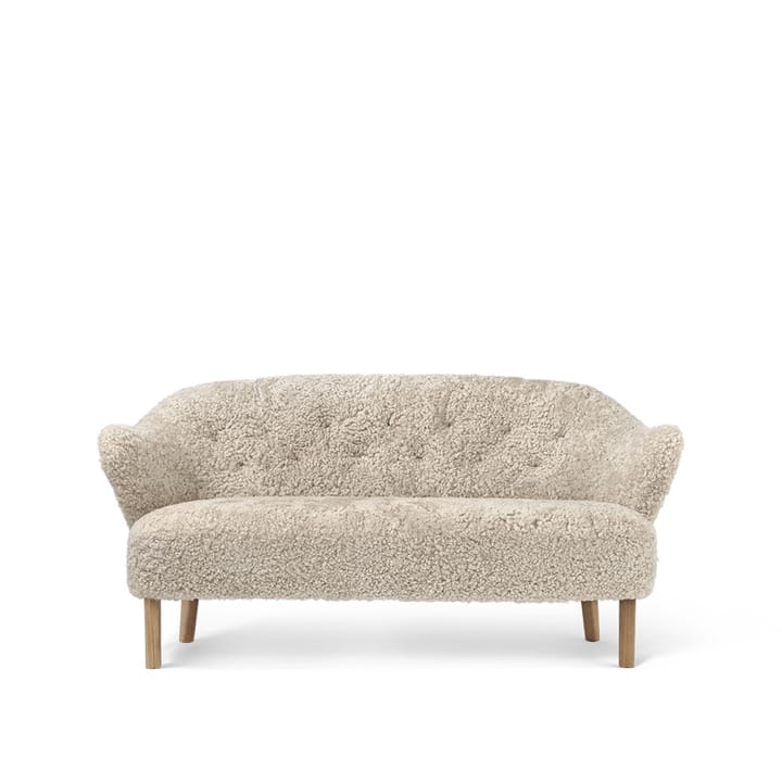 Ingeborg 2,5-Sitzer Sofa - Schaffell moonlight, Eichenholzbeine Natur - Audo Copenhagen