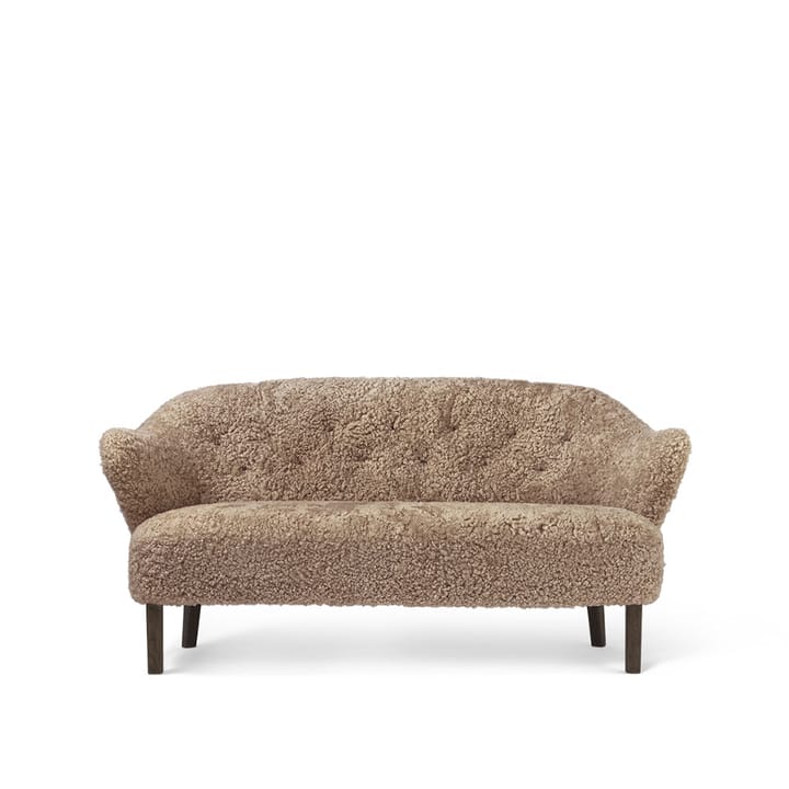 Ingeborg 2,5-Sitzer Sofa - Schaffell sahara, Eichenholzbeine geräuchert - Audo Copenhagen