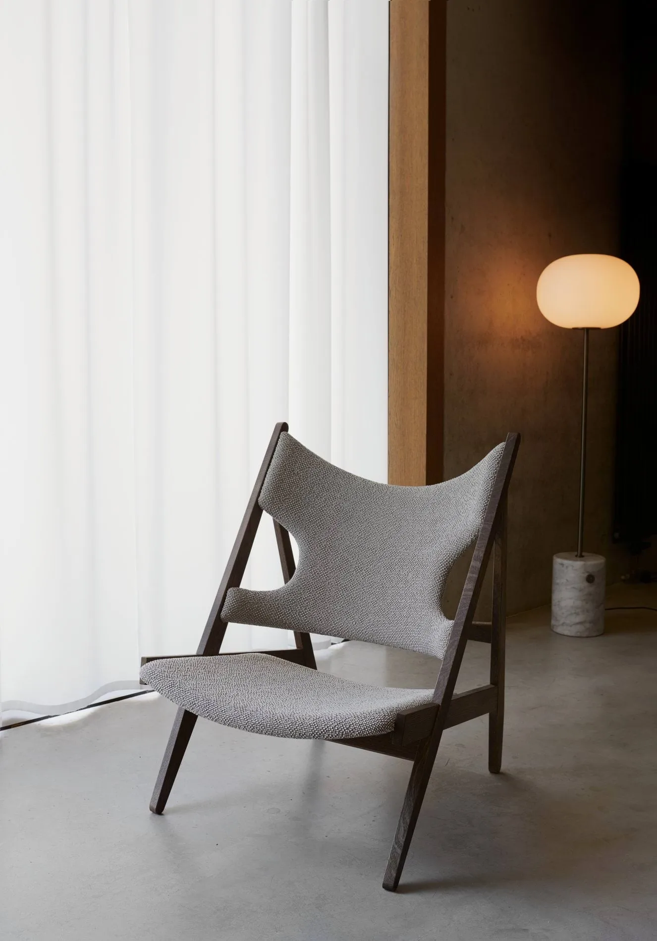 JWDA Stehleuchte, Carrara-Marmor-bronzierte Messing, 130 cm Audo Copenhagen