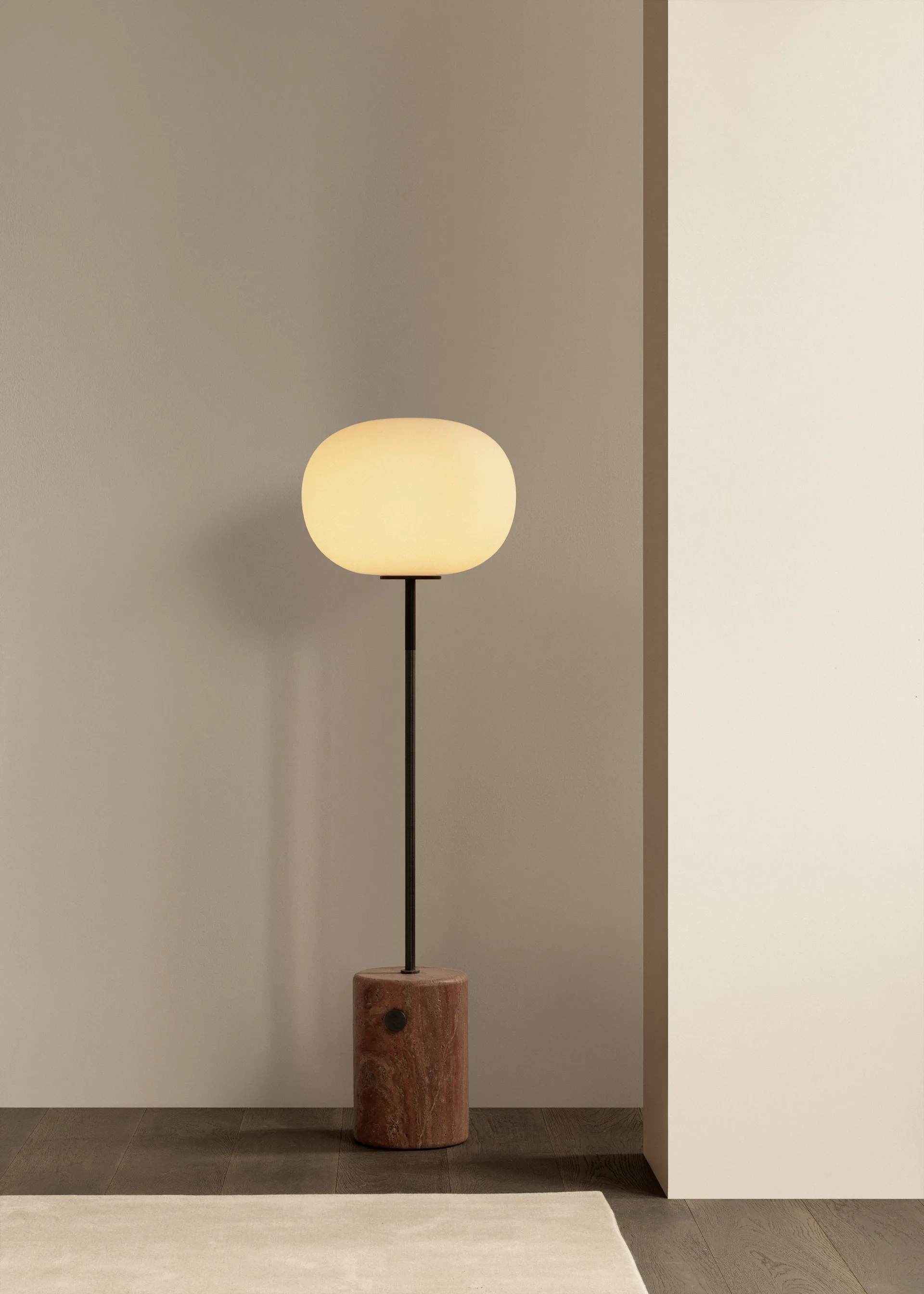 JWDA Stehleuchte, Red travertine, 130 cm Audo Copenhagen