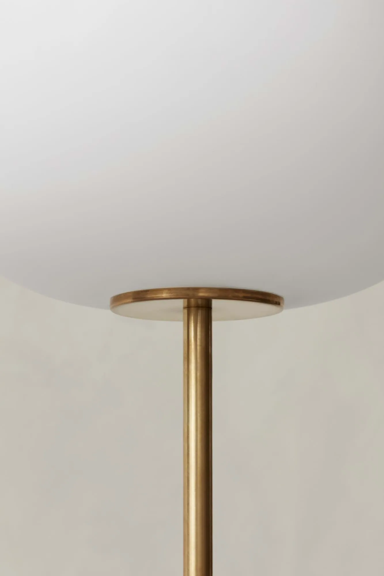 JWDA Stehleuchte, Travertin-gebürstetes Messing, 130 cm Audo Copenhagen