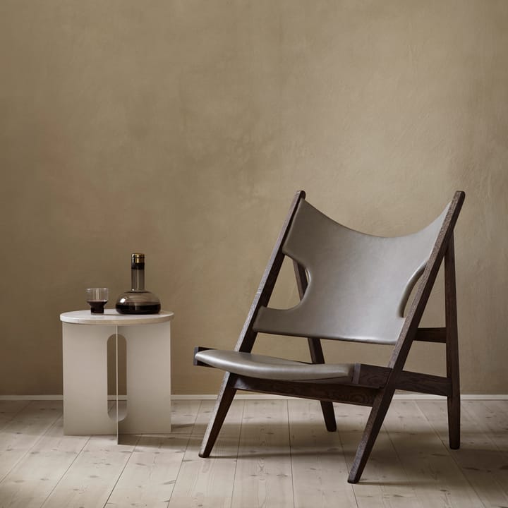 Knitting Loungesessel, Schaffell sahara, Walnussholzgestell Audo Copenhagen