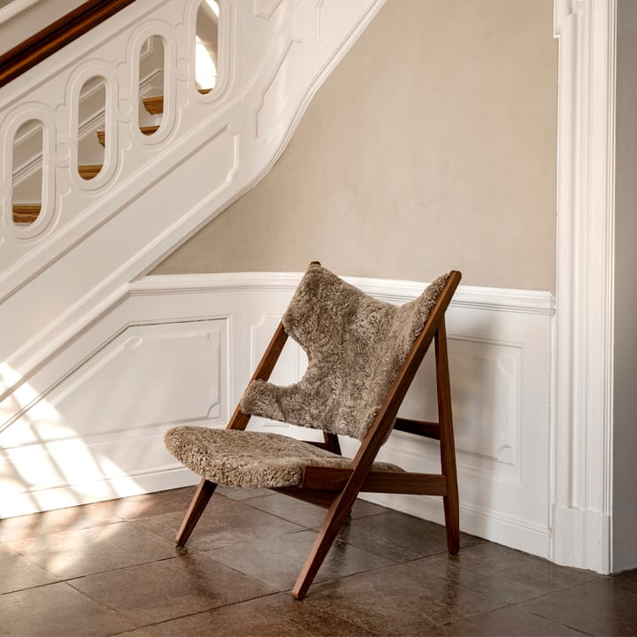 Knitting Loungesessel, Schaffell sahara, Walnussholzgestell Audo Copenhagen