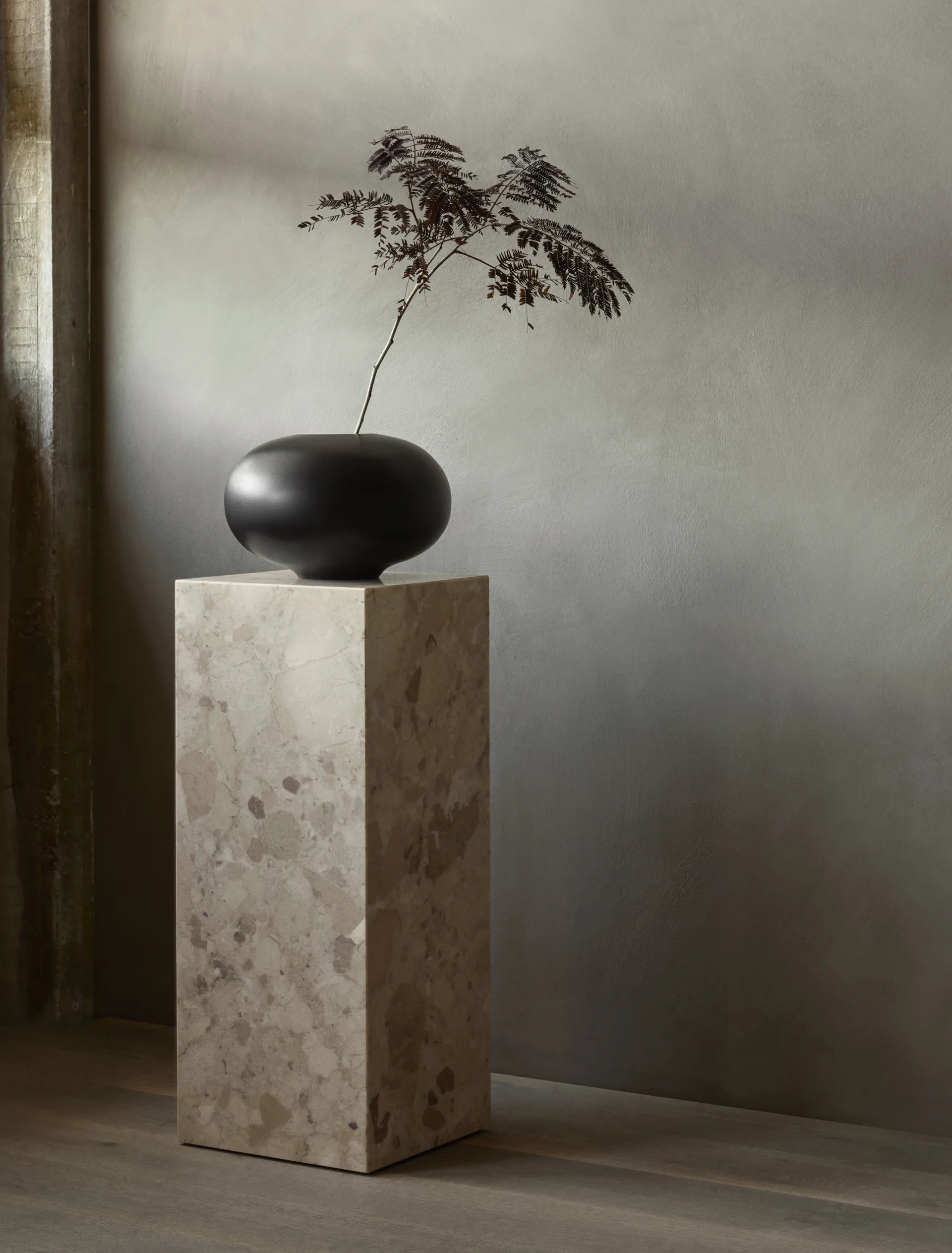 Plinth Pedestal Blumentopfständer, Kunis Breccia Audo Copenhagen