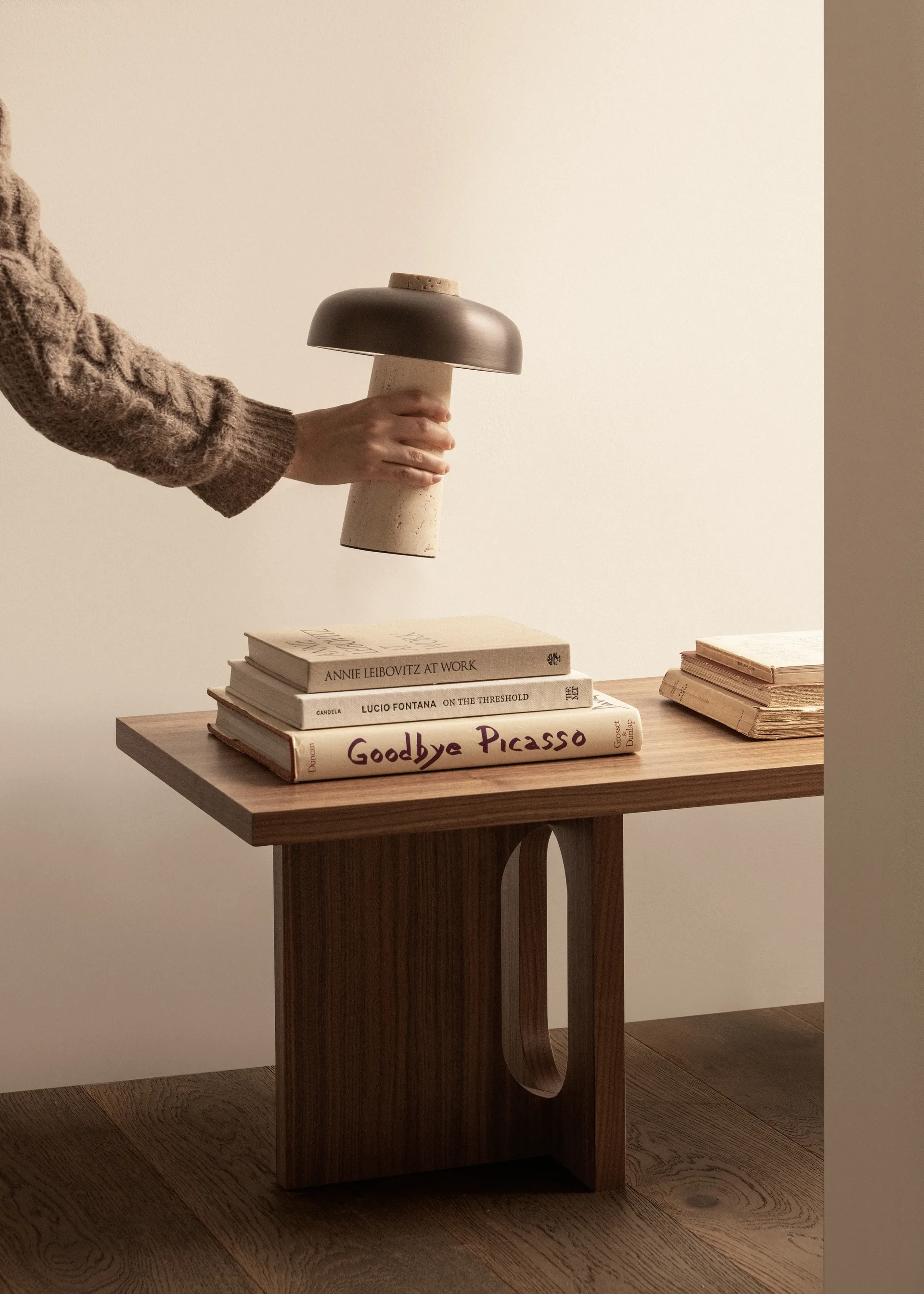 Reverse portable Tischleuchte 24,5 cm, Travertine-bronzed aluminium Audo Copenhagen