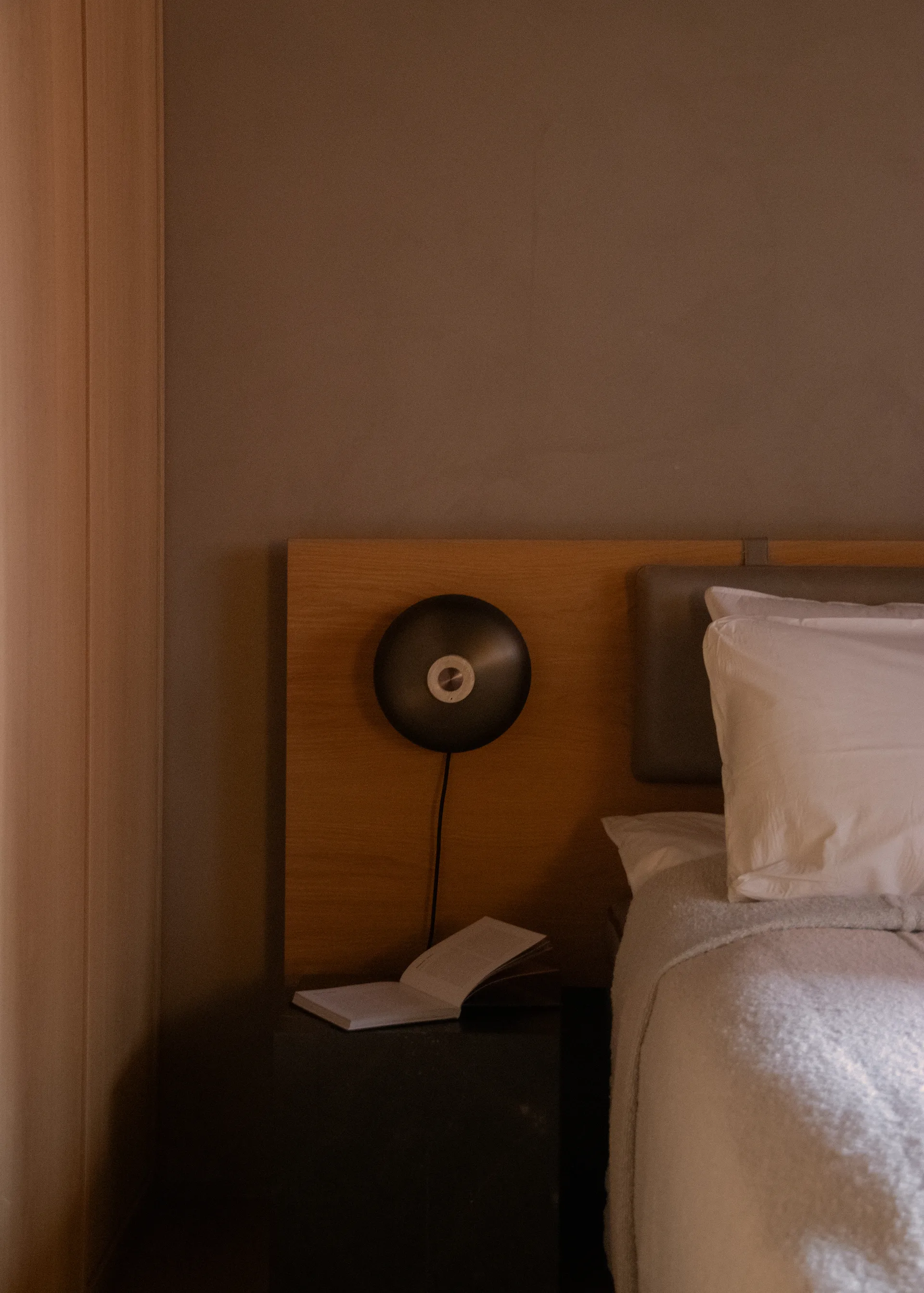 Reverse Wandleuchte, Bronzed aluminium Audo Copenhagen