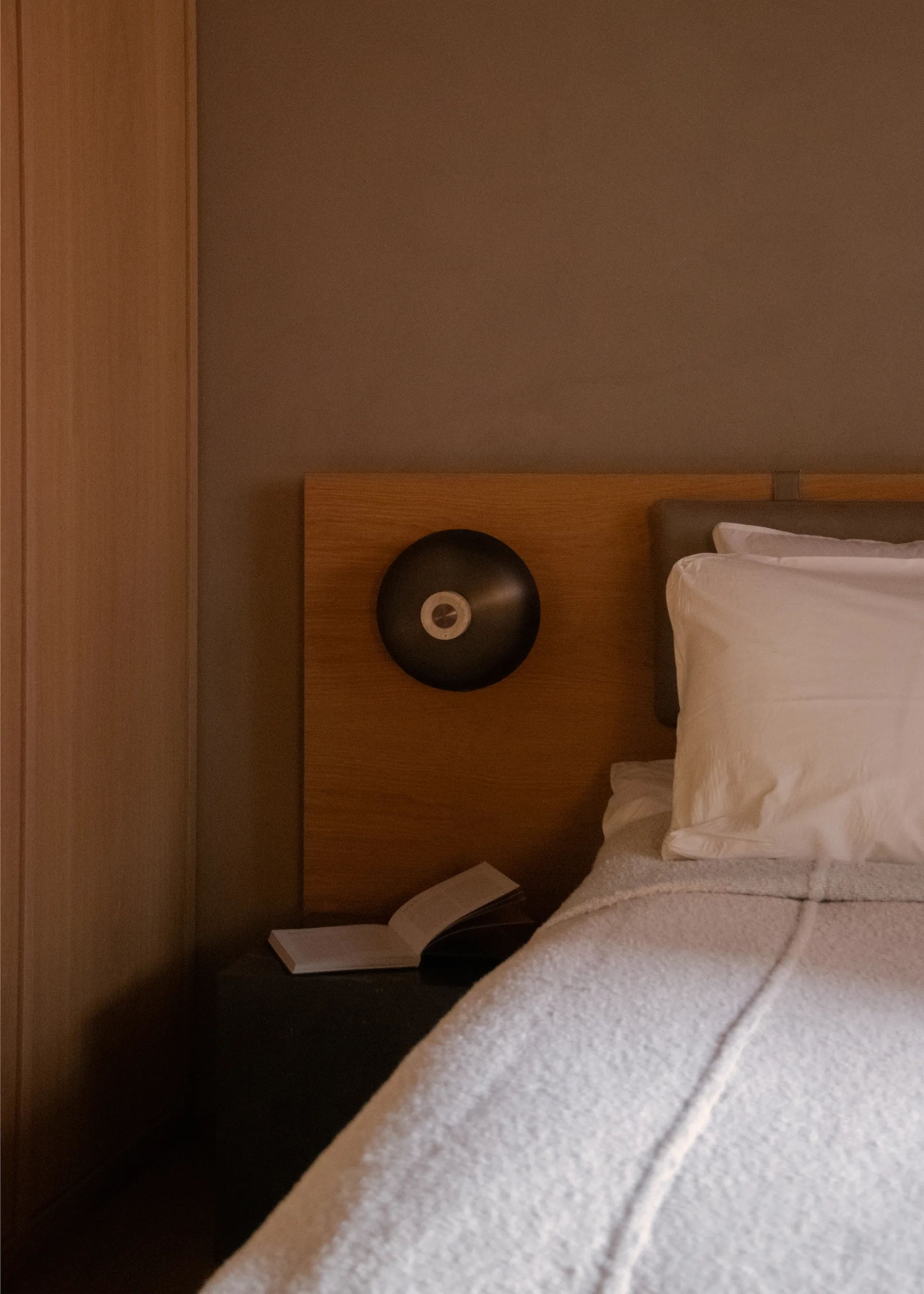 Reverse Wandleuchte feste Installation, Bronzed aluminium Audo Copenhagen