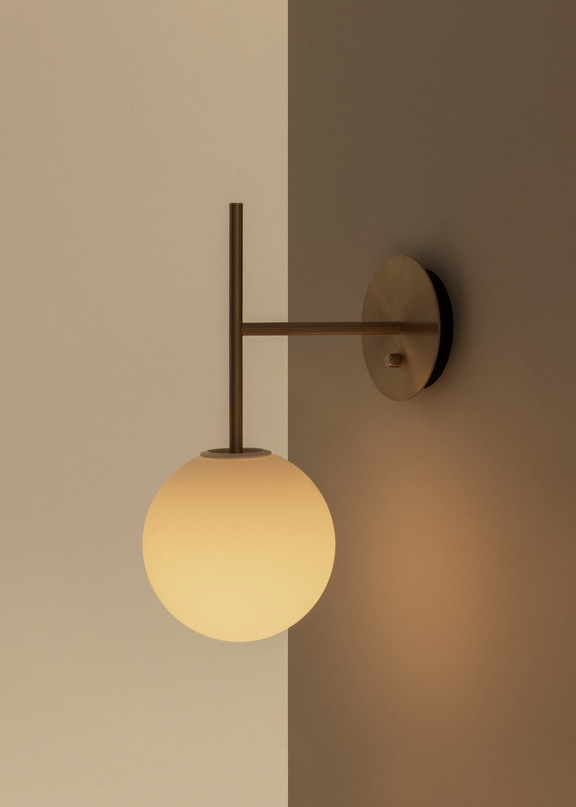 TR Bulb Suspended Wandleuchte, Brushed brass Audo Copenhagen