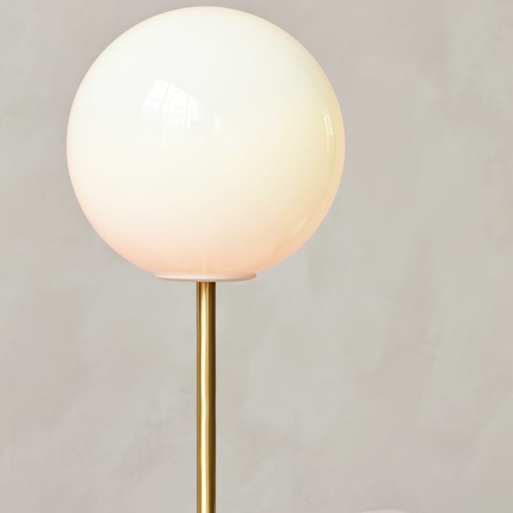 TR Bulb Tischleuchte - Opal shiny, Lampenfuß aus grauem Marmor - Audo Copenhagen