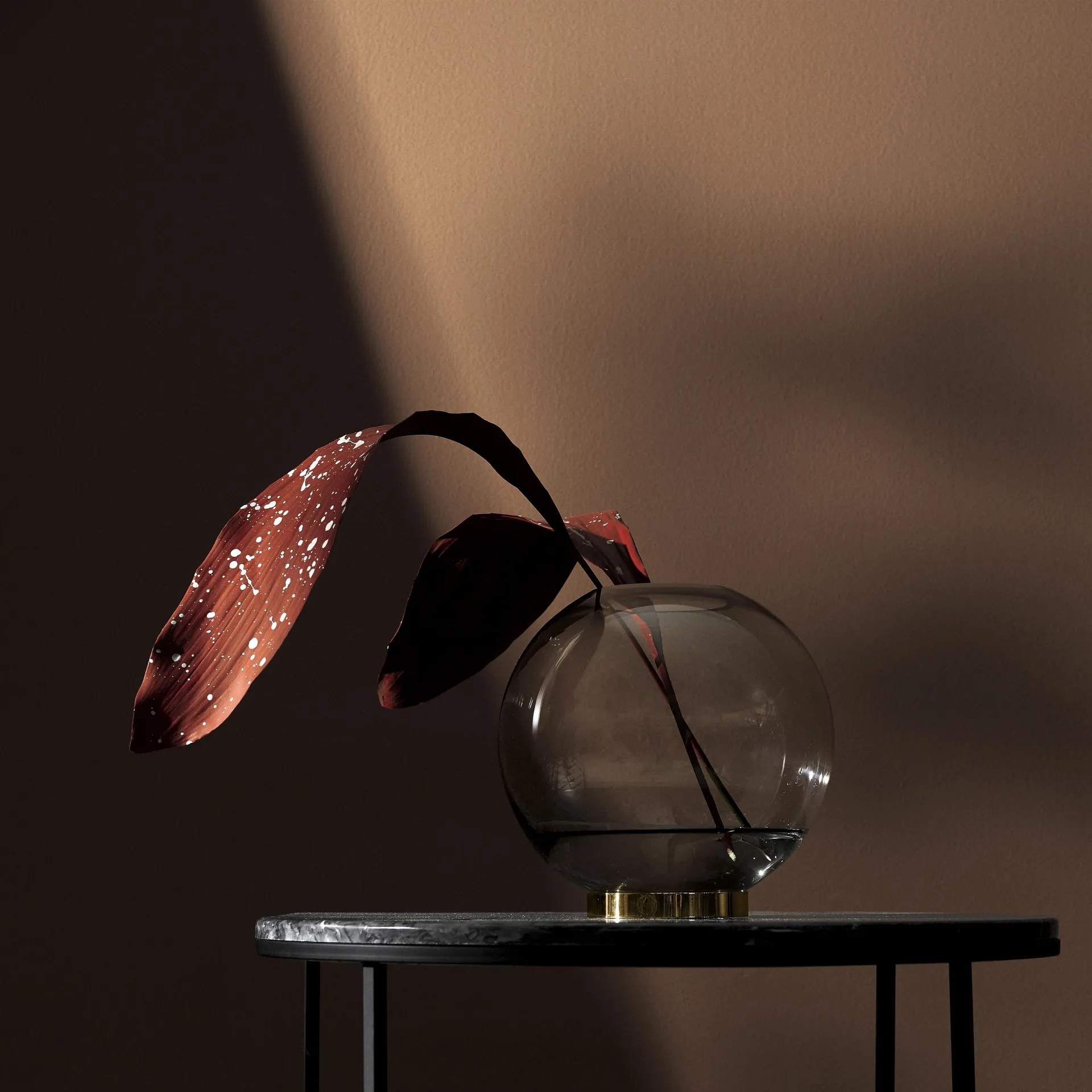Globe Vase mittel, Schwaz-Messing AYTM