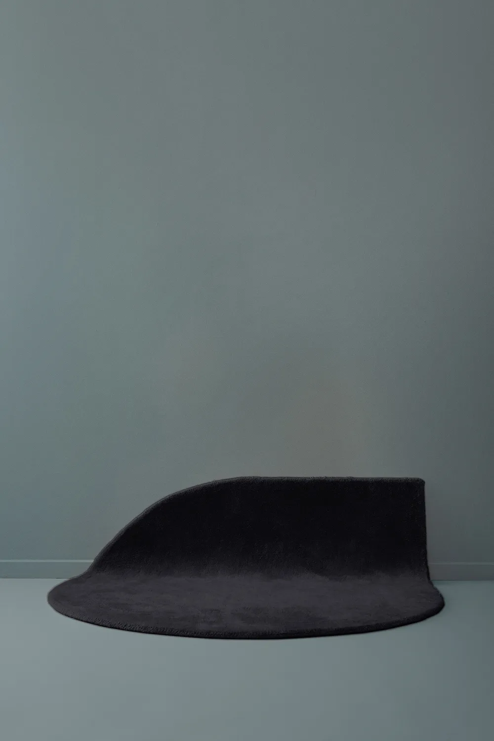 Stilla Teppich 265 x 220cm, Anthrazit AYTM