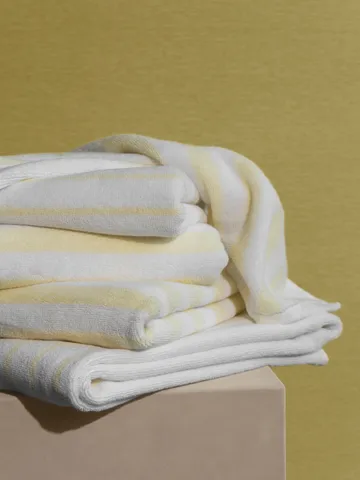 Arto Handtuch - Transparent yellow-white, 70x140 cm - blomus