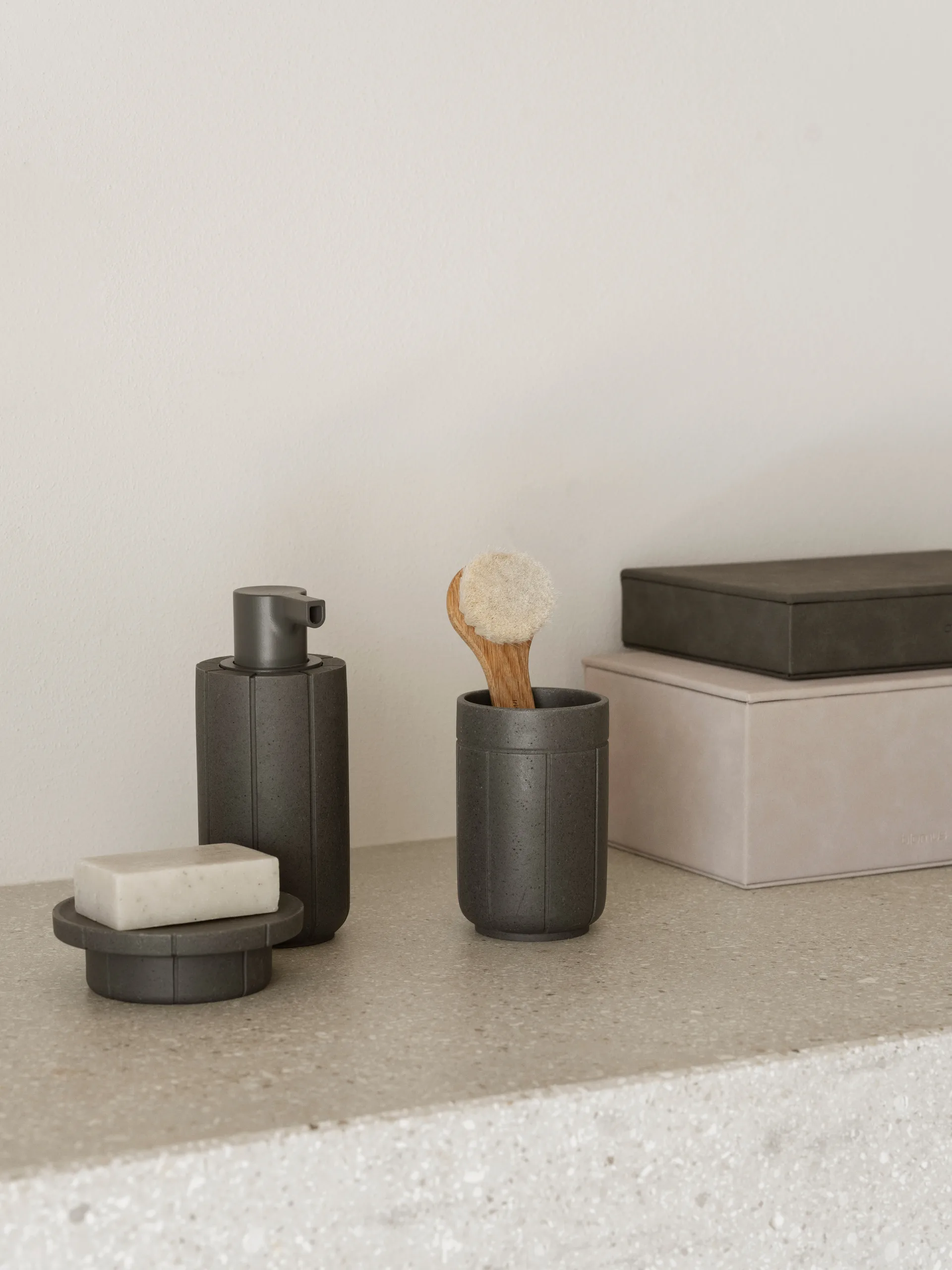 Kua Seifenschale, Cedar Wood, Ø11x3,5 cm blomus