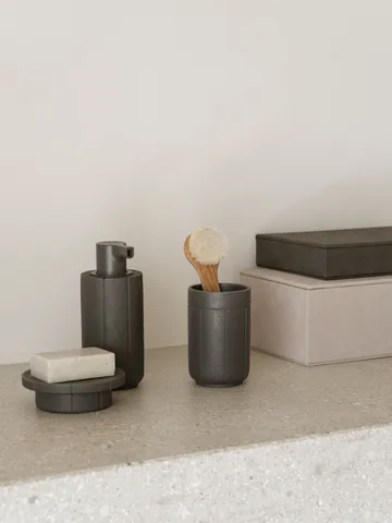 Kua Zahnputzbecher - Cedar Wood, Ø7x11 cm - blomus