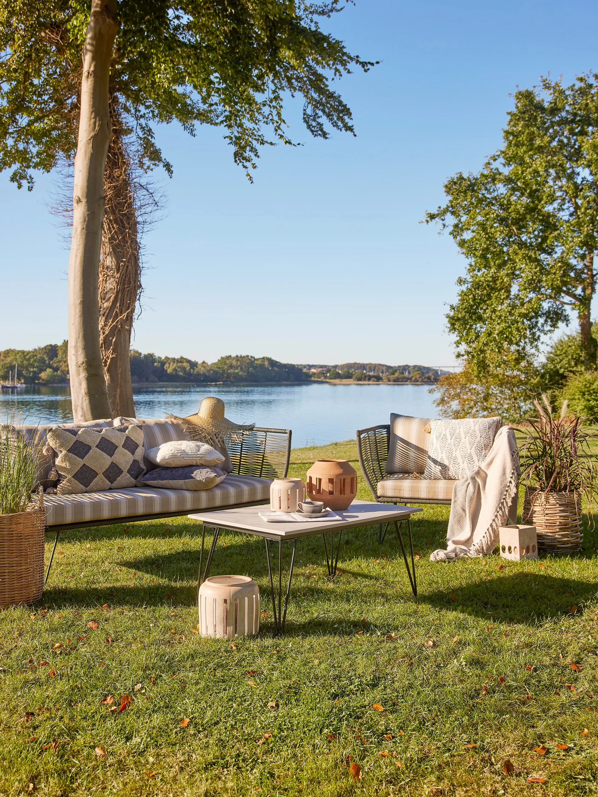 Mundo Beistelltisch 60 x 90cm, Cement Bloomingville