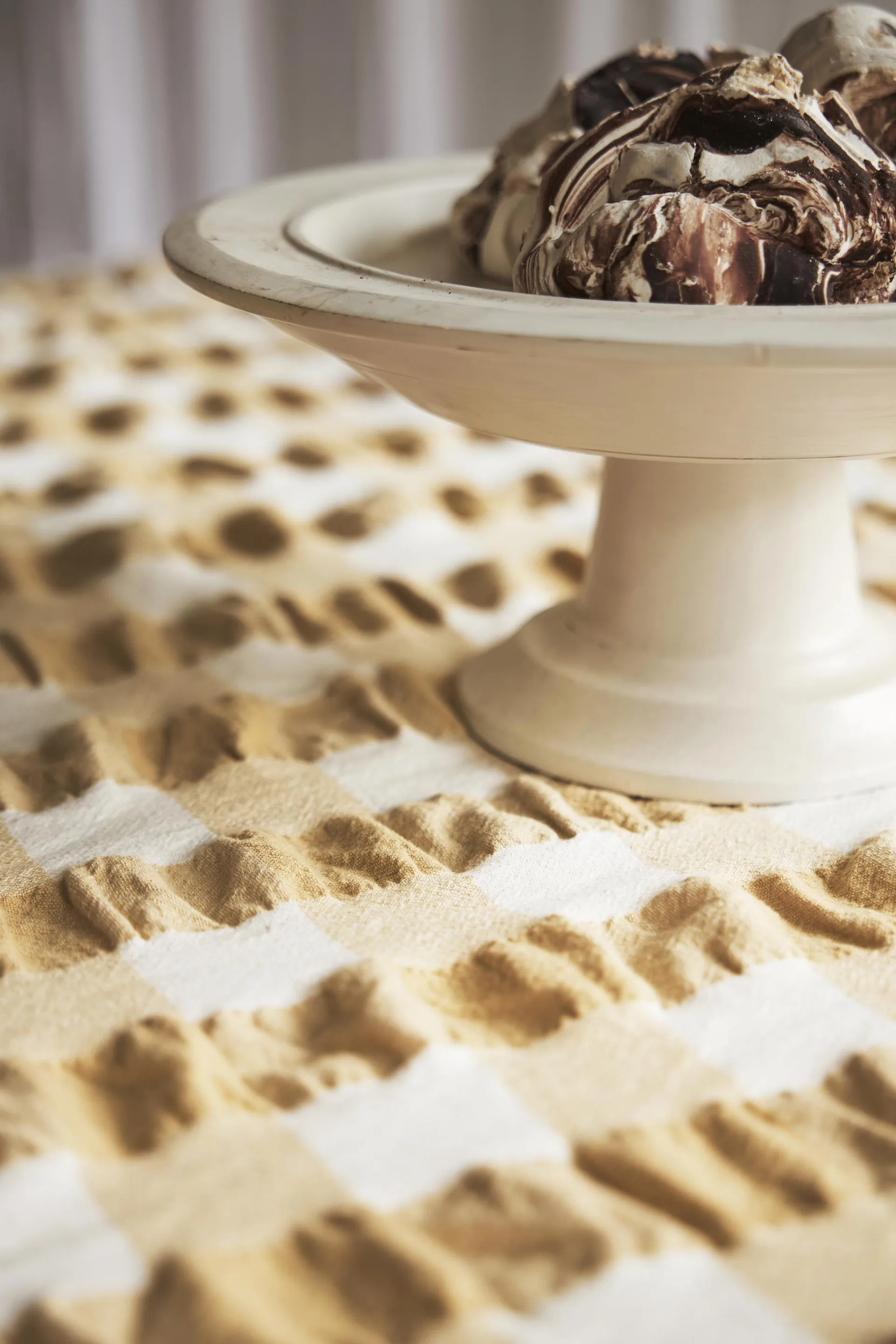 Kullavik Tischdecke Ø170 cm, Gelb-weiß Boel & Jan