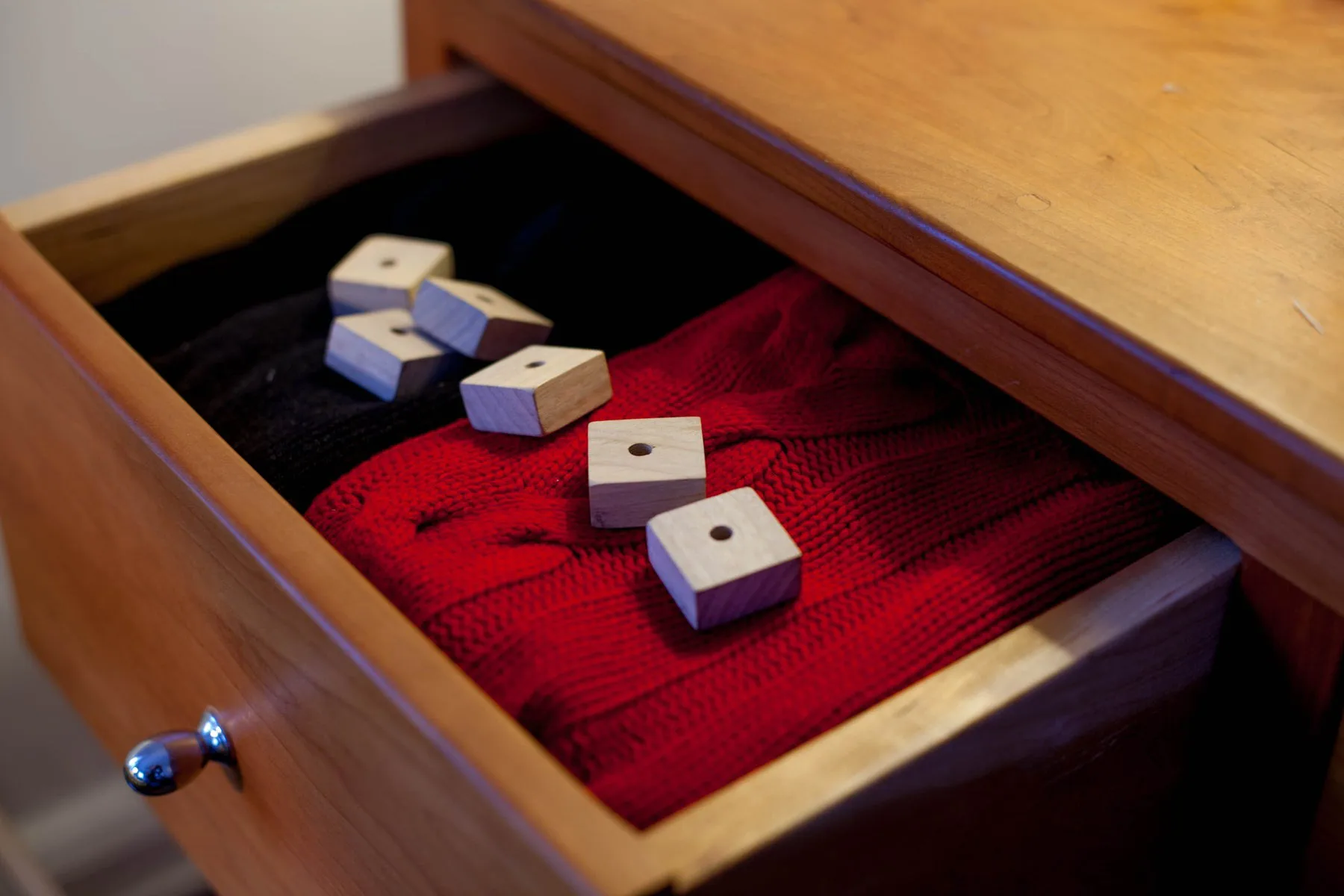 Bosign Duftblock aus weißem Zedernholz an Schnur, 10er-Pack Bosign