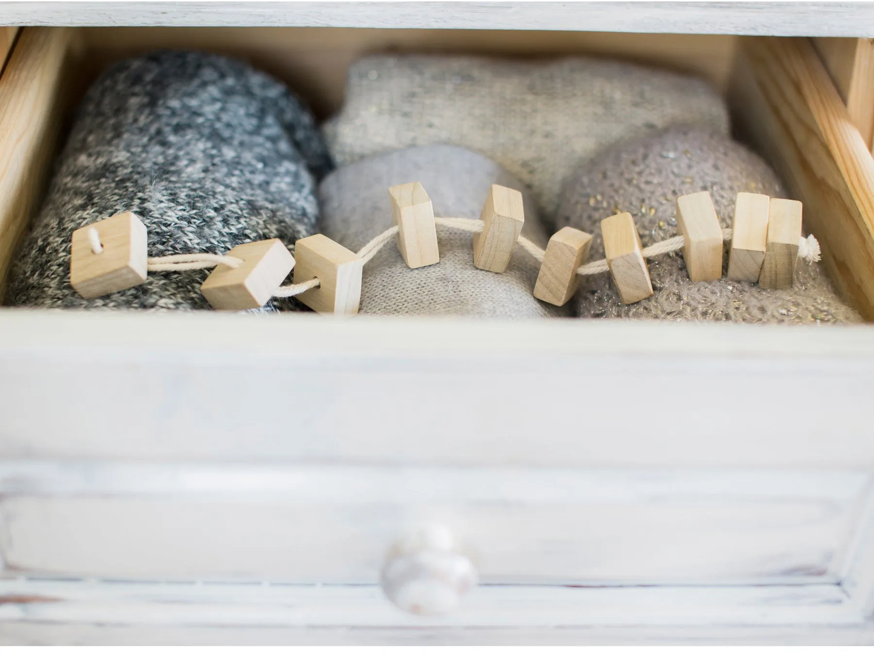 Bosign Duftblock aus weißem Zedernholz an Schnur, 10er-Pack Bosign