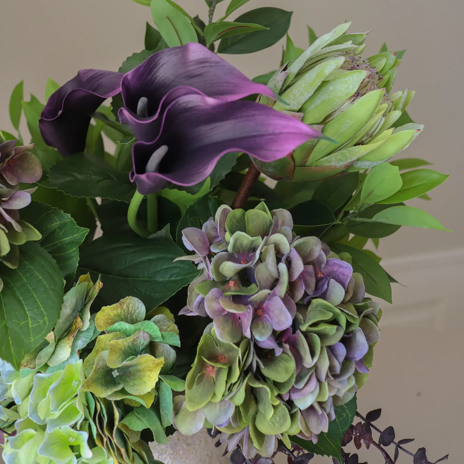 Aubergine Bloom Kunstblumenstrauß, Calla-Hortensie-Königsprotea, 106 cm, 12 St. Botané