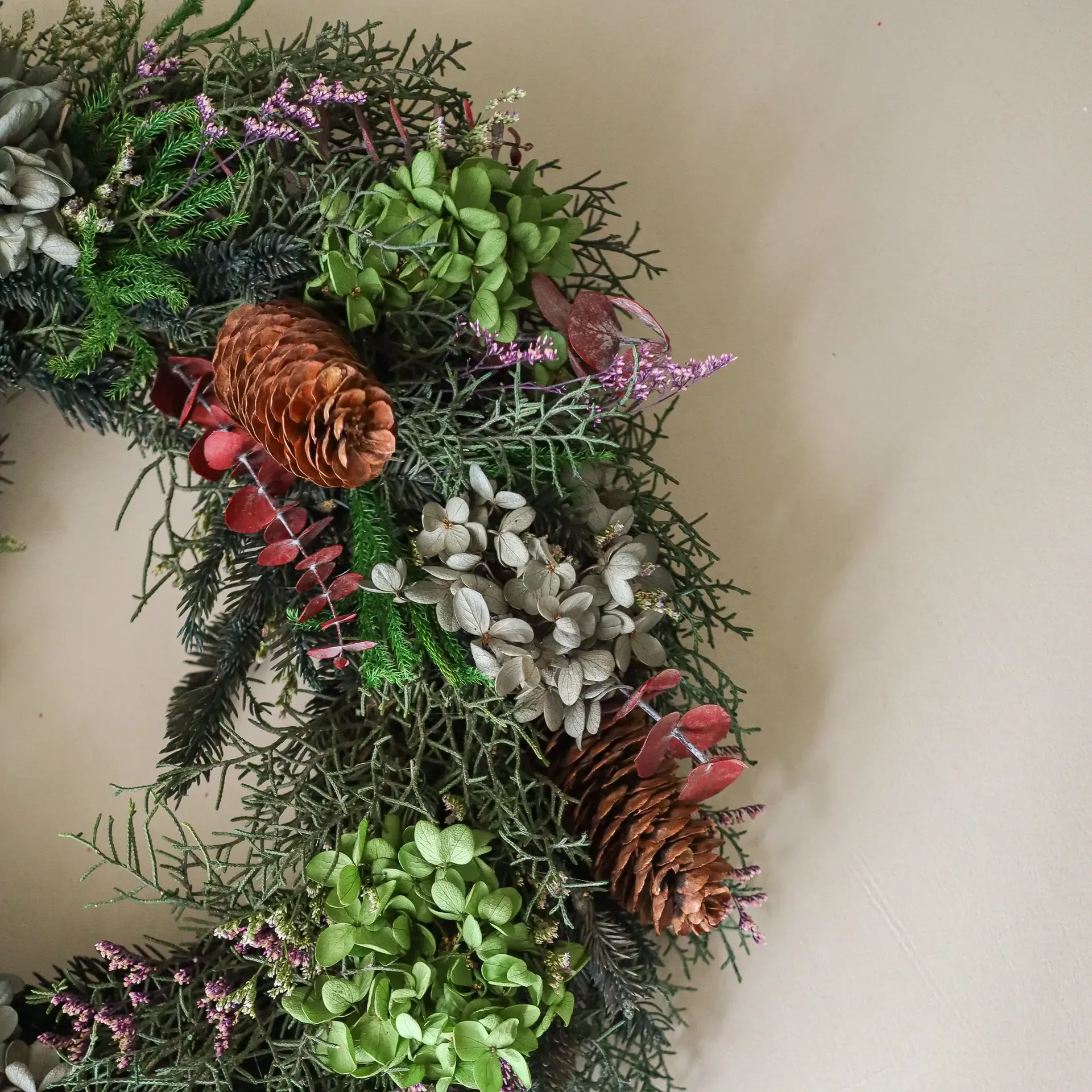 Botanical Forest Wreath Blumenkranz, Hortensien-Eukalyptus-Nadelzweige-Zapfen, Ø40 cm Botané