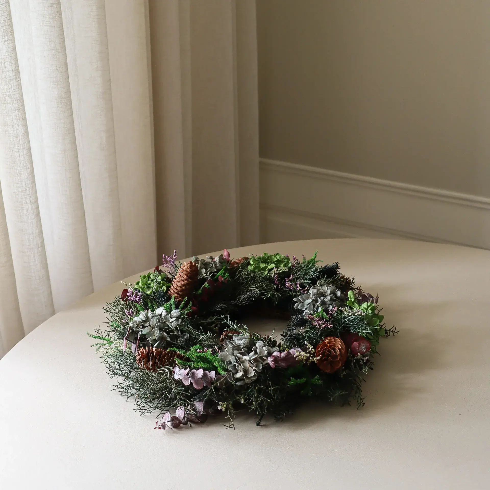 Botanical Forest Wreath Blumenkranz, Hortensien-Eukalyptus-Nadelzweige-Zapfen, Ø40 cm Botané