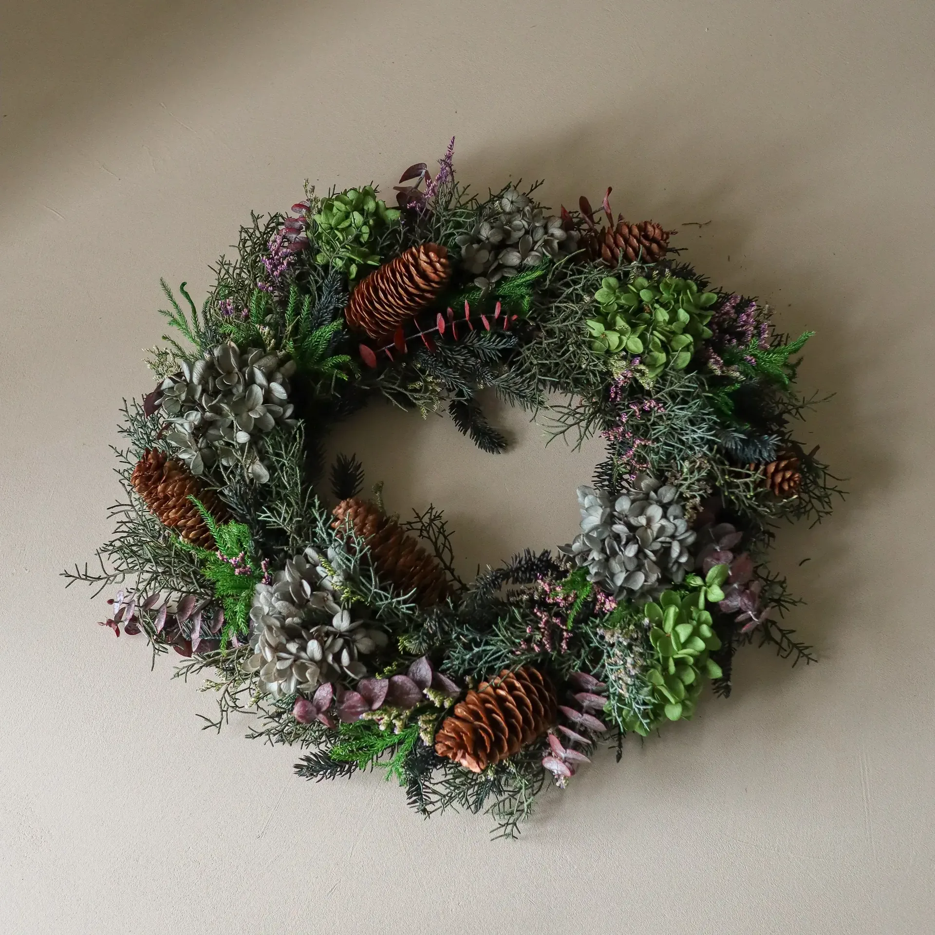 Botanical Forest Wreath Blumenkranz, Hortensien-Eukalyptus-Nadelzweige-Zapfen, Ø40 cm Botané