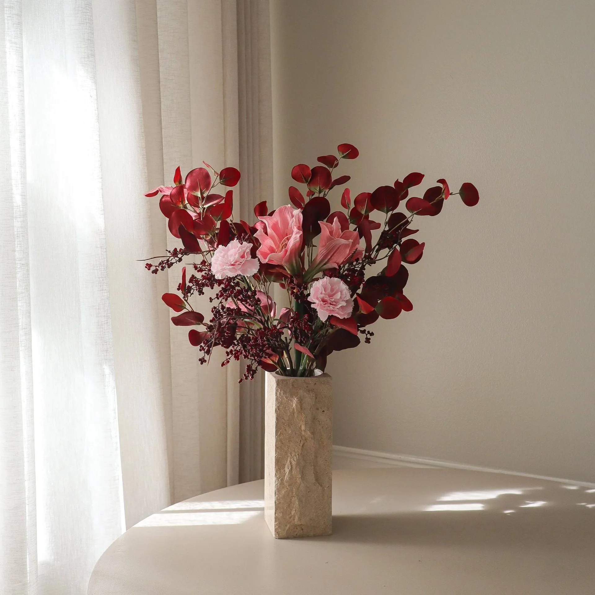 Burgunder Blush Kunstblumenstrauß, Amaryllis, Nelken, Beerzweige, Eukalyptus, 84 cm Botané