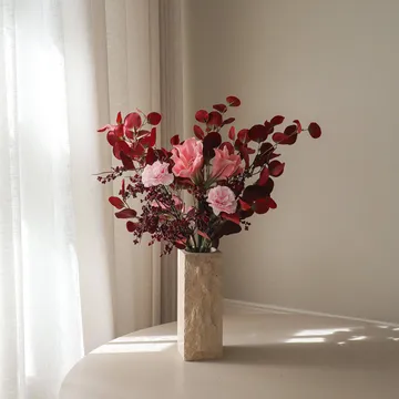 Burgunder Blush Kunstblumenstrauß - Amaryllis, Nelken, Beerzweige, Eukalyptus, 84 cm - Botané
