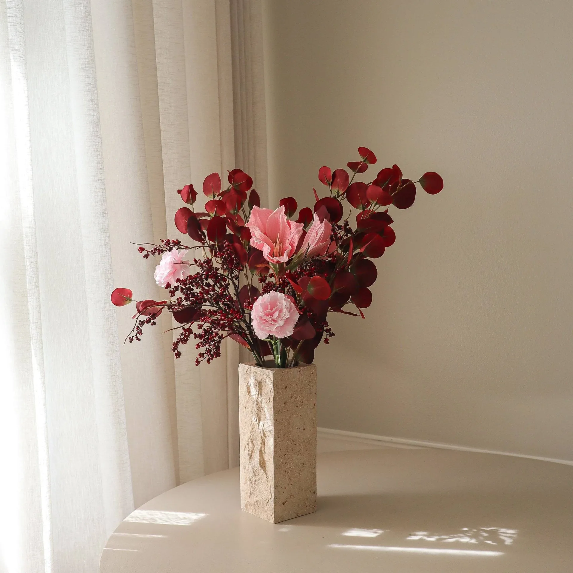 Burgunder Blush Kunstblumenstrauß, Amaryllis, Nelken, Beerzweige, Eukalyptus, 84 cm Botané
