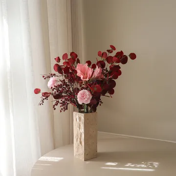 Burgunder Blush Kunstblumenstrauß - Amaryllis, Nelken, Beerzweige, Eukalyptus, 84 cm - Botané